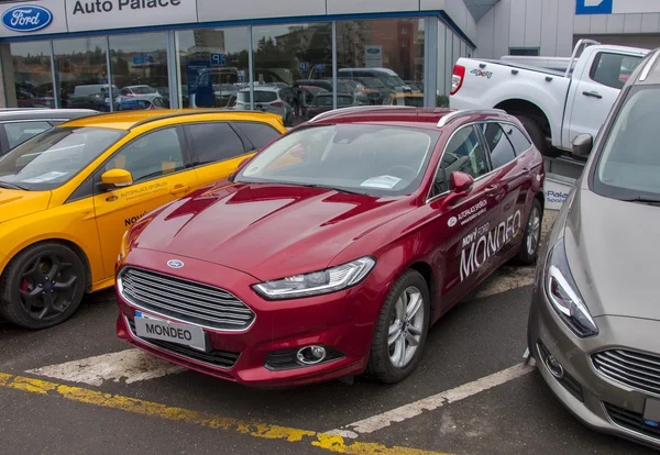 Ford Mondeo in front of car store Ford