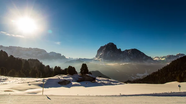 在一个冬日的高山小屋 - 图库照片mitch.zul#86