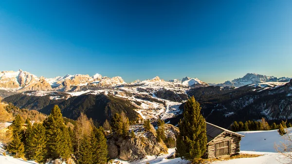 在一个冬日的高山小屋 - 图库照片mitch.zul#91