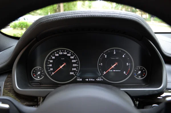 BMW X6 M50d speedometer