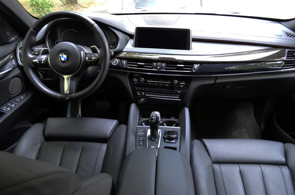 BMW X6 M50d salon inside