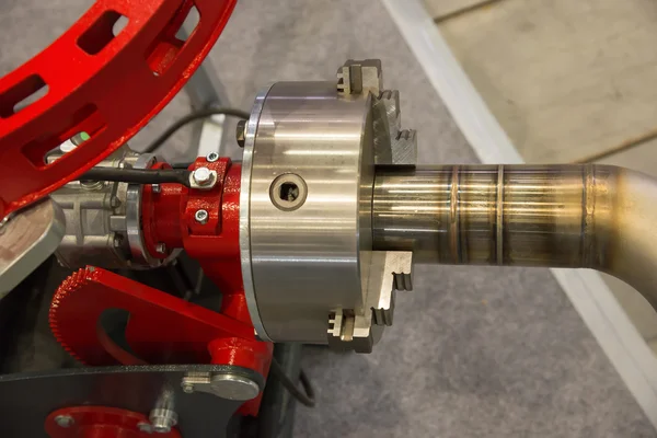 Centering scroll chuck of automated robot for welding  pipes