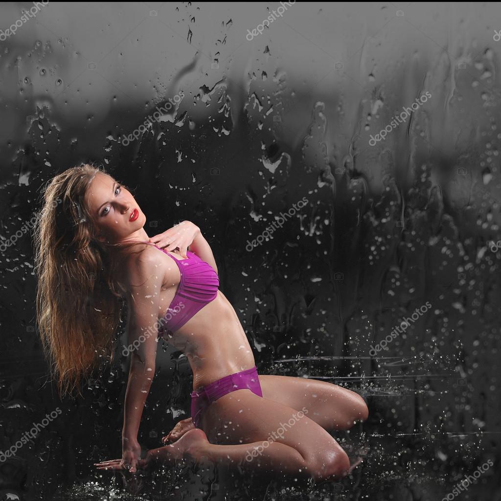 Стройная 20 летняя красавица позирует мокрой в душевой кабине