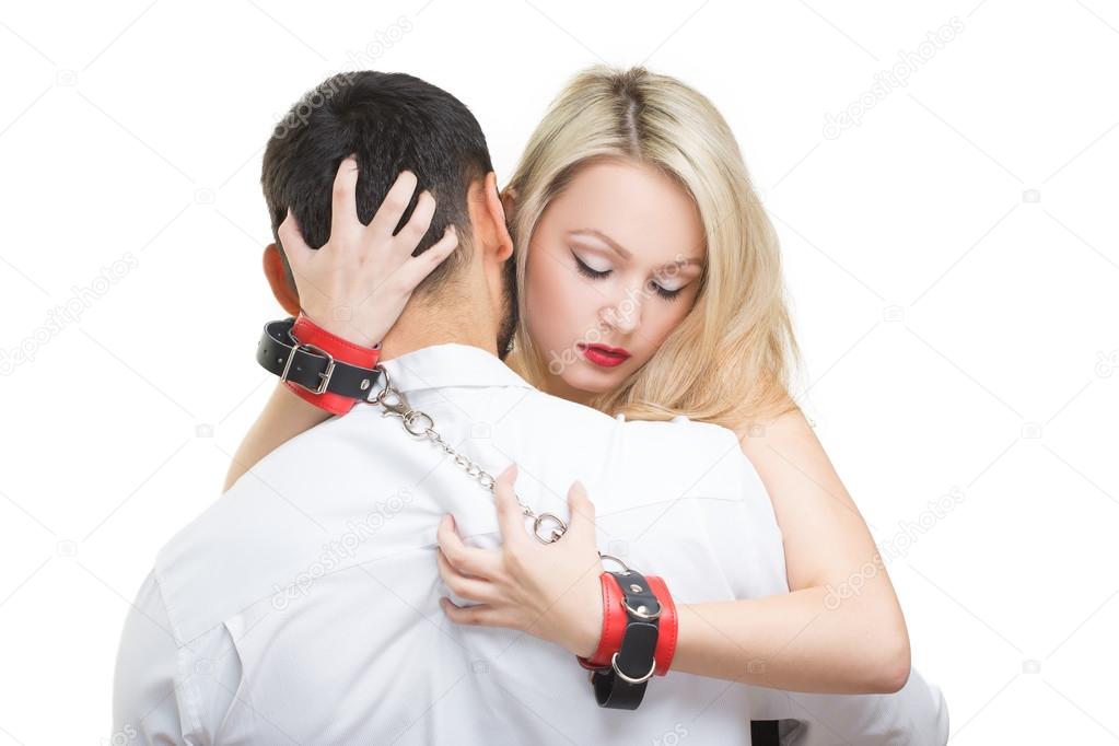 Наказывает жену грубым сексом в наручниках