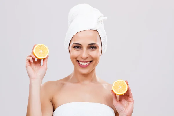 Woman  holding slices of lemon