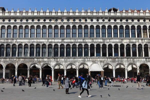 Locals and tourist at Piazza San Marco