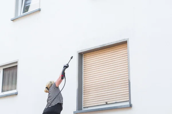 High-pressure cleaning facade