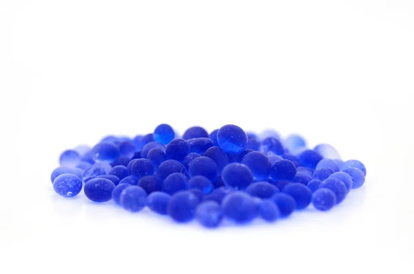 蓝色硅胶、 水分吸附在白色背景上 - 图库照片