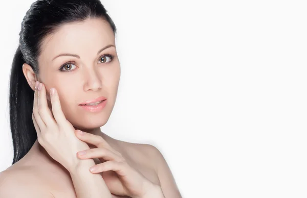 特写一个美丽的年轻女子的画像。护肤理念。自