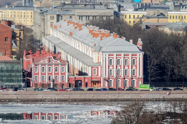View of the Twelve Colleges building and  Rector of the University\'s outbuilding inSaint Petersburg