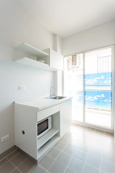 Moderne witte keuken, schoon interieur design — stockfoto ...