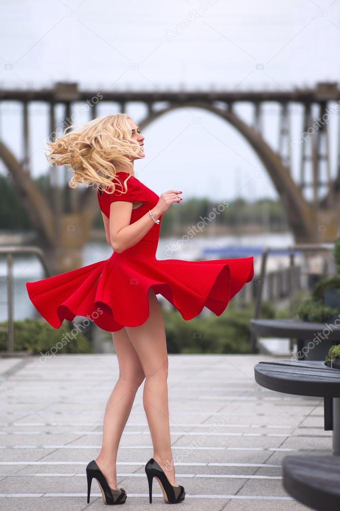 Платье на девушке задирается от ветра