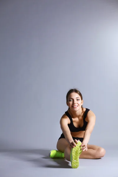 Woman sitting with crossed legs on the floor