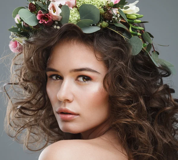 Stubio beauty portrait of cute young woman with flower crown