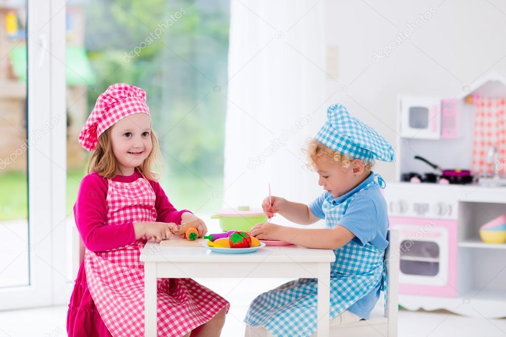 Kinderen spelen met speelgoed keuken — stockfoto © famveldman ...