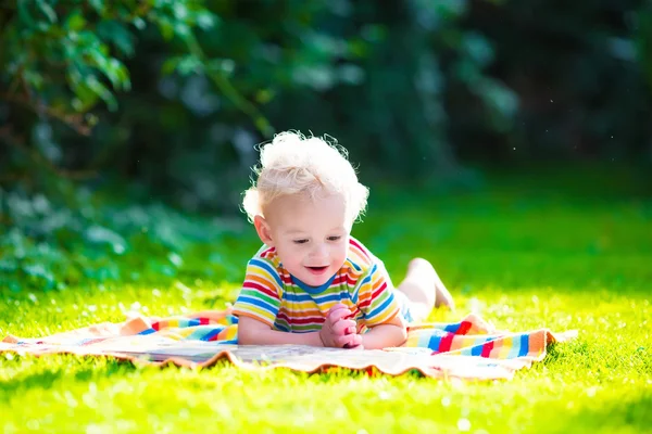 两个孩子在夏天花园里看书 - 图库照片FamVe