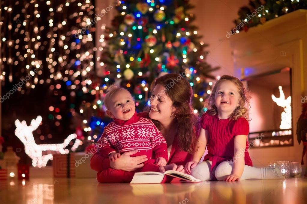 Moeder en kinderen thuis op kerstavond — stockfoto © famveldman ... Kleine kinderen woonkamer