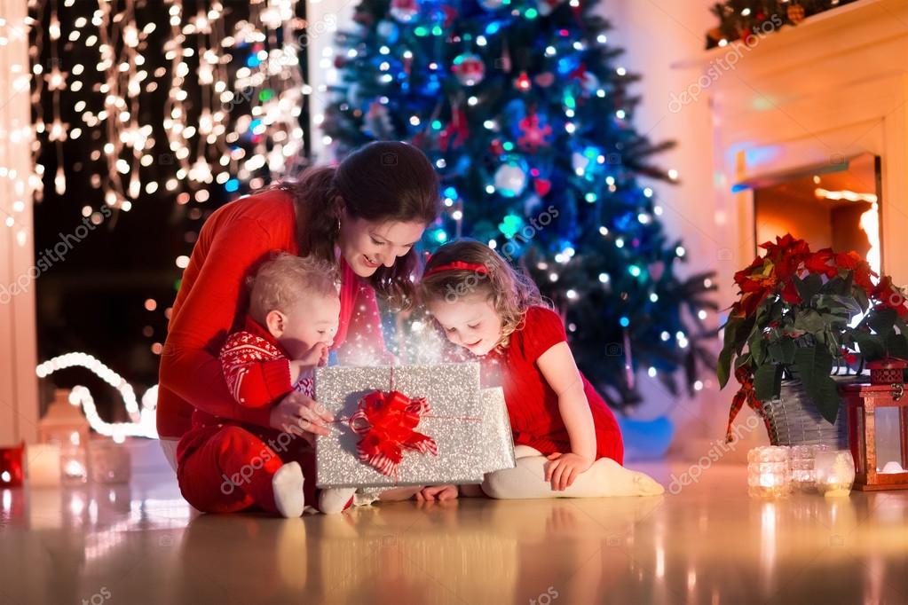 Moeder en kinderen thuis op kerstavond — stockfoto © famveldman ... Kleine kinderen woonkamer