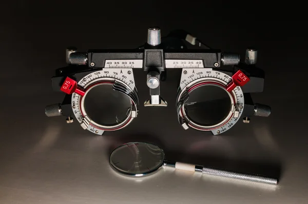Adjustable optical testing frame