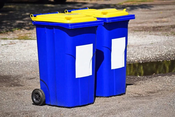 Wheeled garbage cans