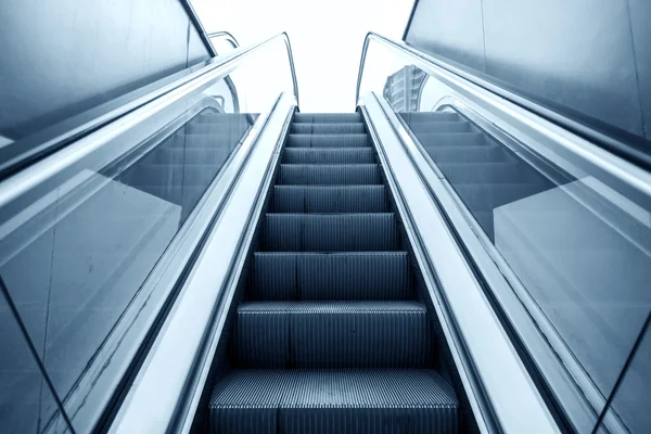 Lifting escalator crossing