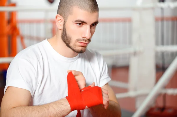 Sportsman binds boxing bandage