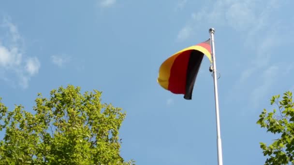 德语 (德国联邦共和国) 国旗绿树-蓝色天空晴朗