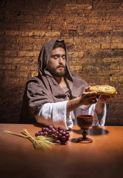 Jesus resando and holding bread