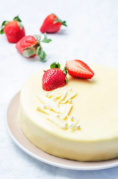 White chocolate cream cheese cake with strawberries