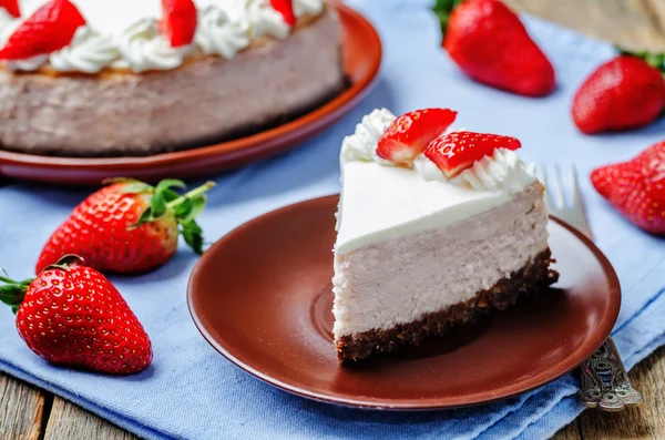 Strawberry cheesecake with fresh strawberries and whipped cream