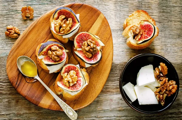 Bruschetta with figs, honey, goat cheese and walnuts