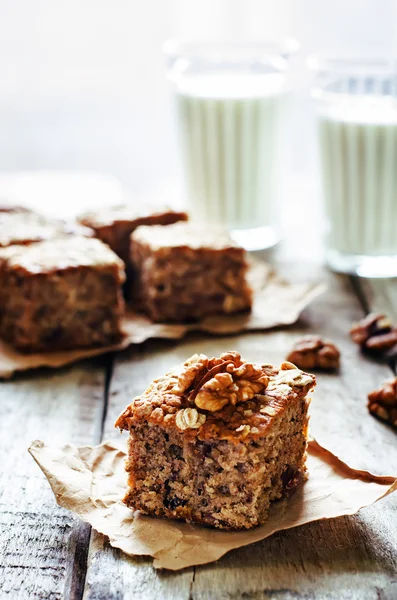 Oatmeal cake with dates and walnuts