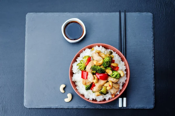 Red pepper broccoli cashew chicken stir fry with rice