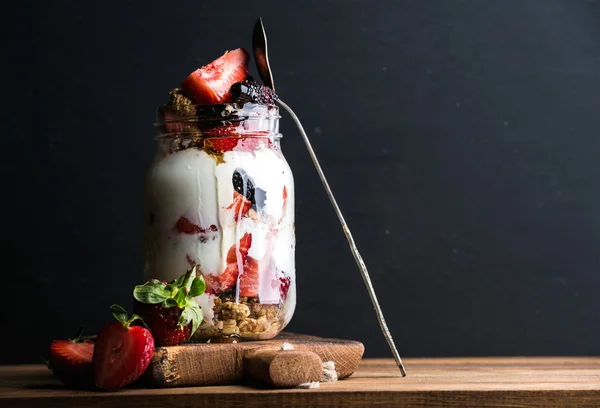 Yogurt oat granola with strawberries