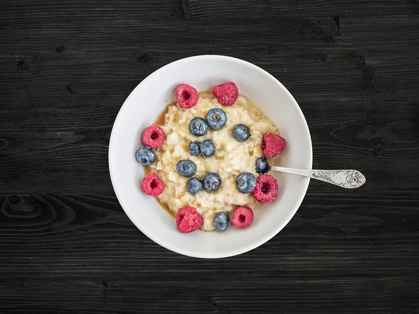 Oat porridge with fresh raspberry, blueberry and honey