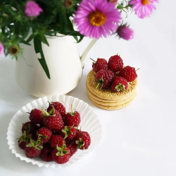 Cookies, fresh raspberries and pink flowers