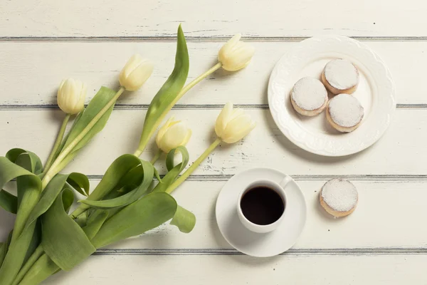 Breakfast: Tulips, coffee and shortbreads