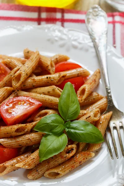 Whole wheat pasta with tomatoes, Basil, olive oil and seasonings