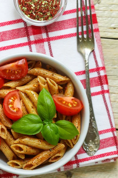 Whole wheat pasta with tomatoes, Basil, olive oil and seasonings