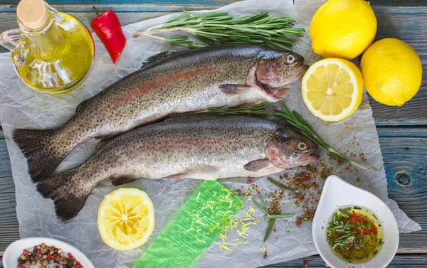 레몬, 로즈마리와 향신료와 함께 두 개의 신선한 무지개 송어  