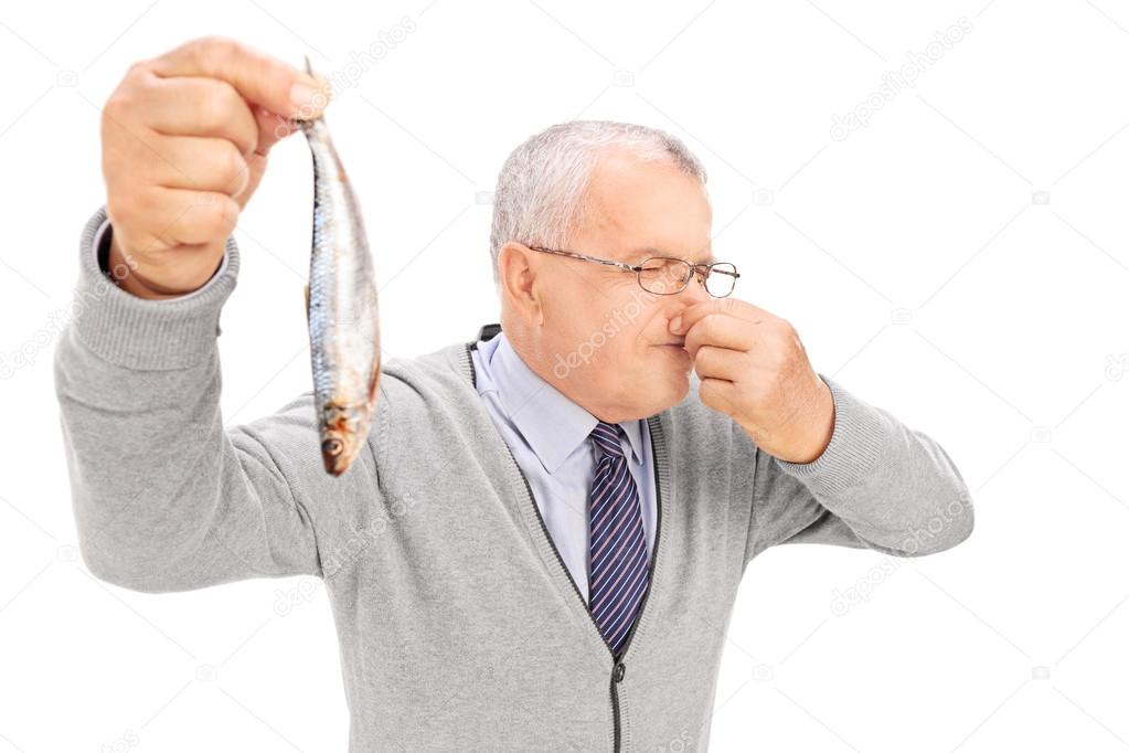 [Imagen: depositphotos_53503393-Senior-gentleman-...n-fish.jpg]