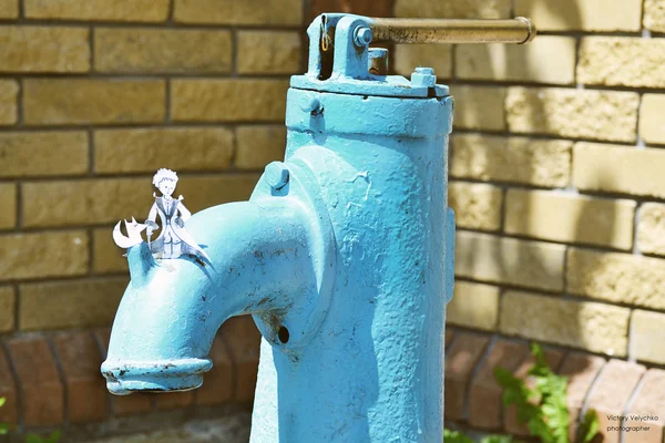 The little Prince on the column with water