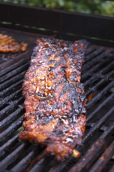 Grilling pork ribs
