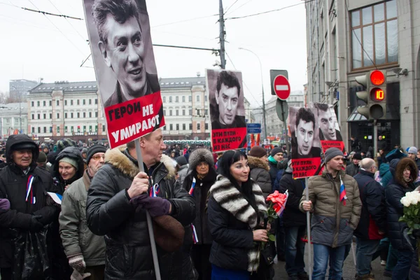 Nemtsov\'s portraits on mourning march of memory