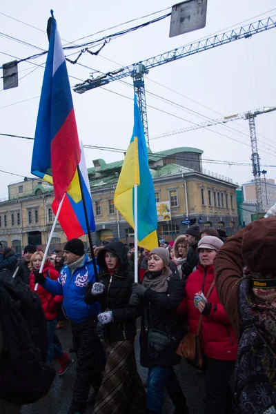 Russian and Ukrainian flags together for the funeral March of the opposition to the memory of Boris Nemtsov