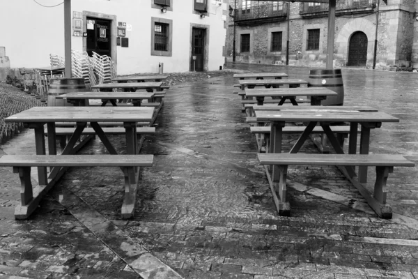 Tables in black and white