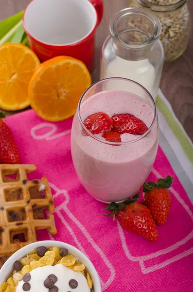 Strawberry smoothie and corn flakes
