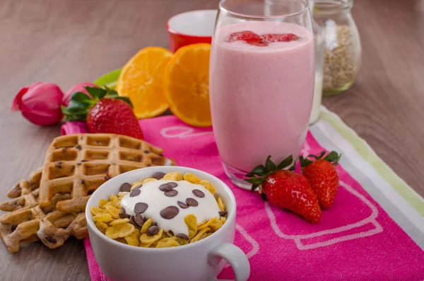 Strawberry smoothie and corn flakes