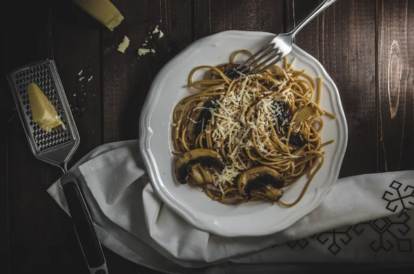 Whole grain spaghetti with mushrooms
