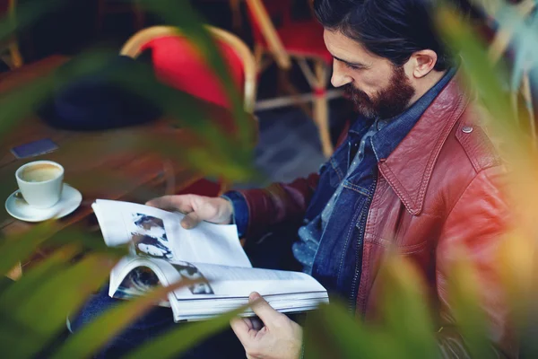 Hipster man read magazine